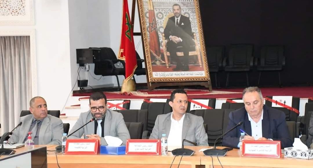 حضور السيد إبراهيم دهموش، رئيس المجلس الجماعي للدشيرة الجهادية لاجتماع اللجنة الإقليمية لبرنامج أوراش بمقر عمالة إنزگان أيت ملول (2)