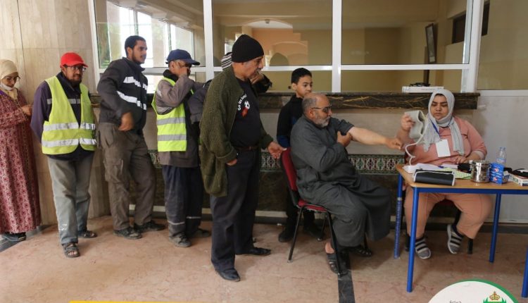 حملة طبية لفائدة عمال وأعوان الجماعة (15)
