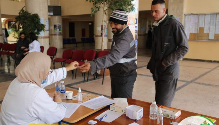 حملة طبية لفائدة عمال وأعوان الجماعة (16)